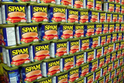 Le origini della parola spam: carne in scatola e gag